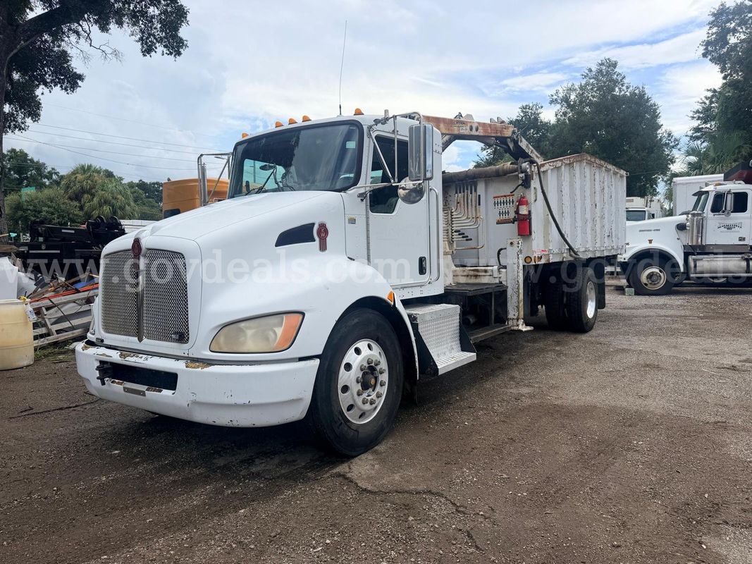 2010 Kenworth T270/T300 grapple truck