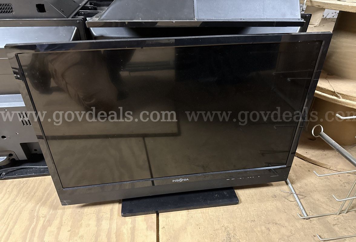 Lot of Approximately (27) 32" HD INSIGNA TV's and approximately 27 RCA VCR/DVD Combos
