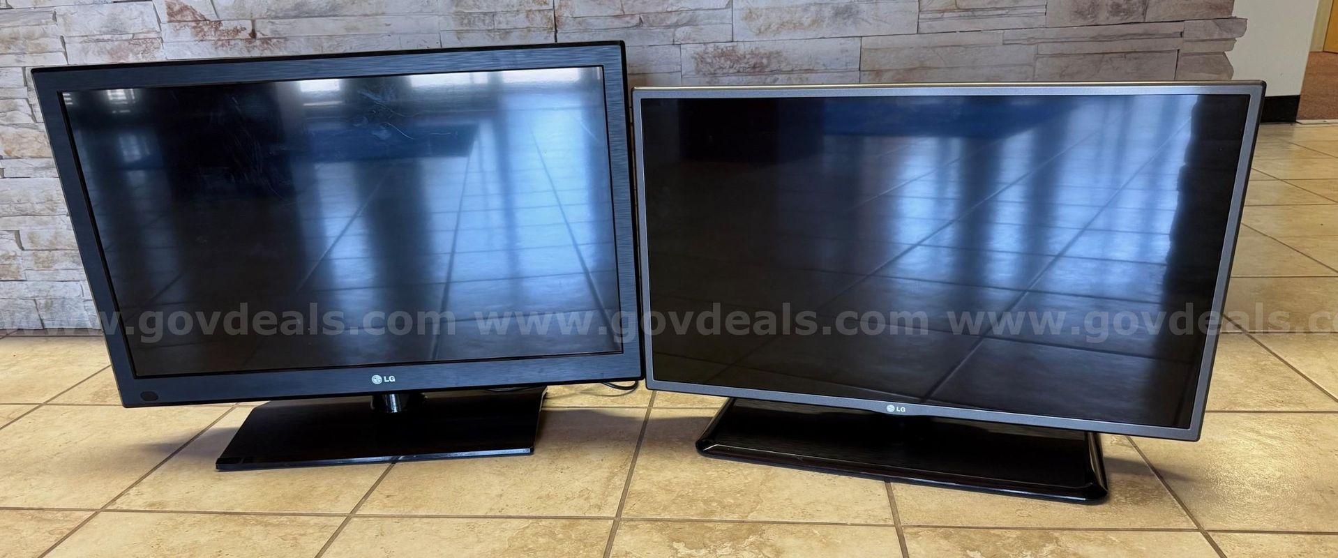 Lot of two 32" TV's #105