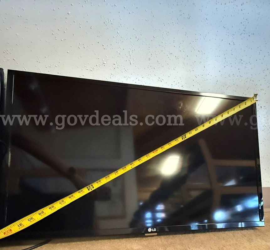 FOUR 32" LG TVS without stands #2