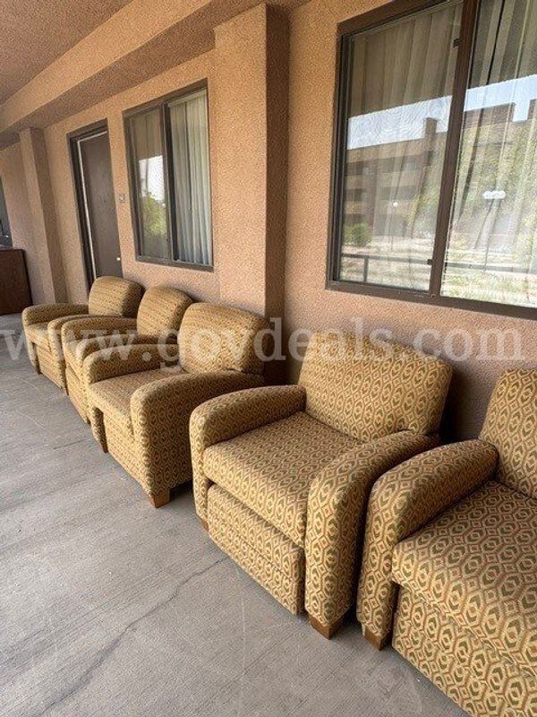 2 Lounge Chairs w/Ottoman
