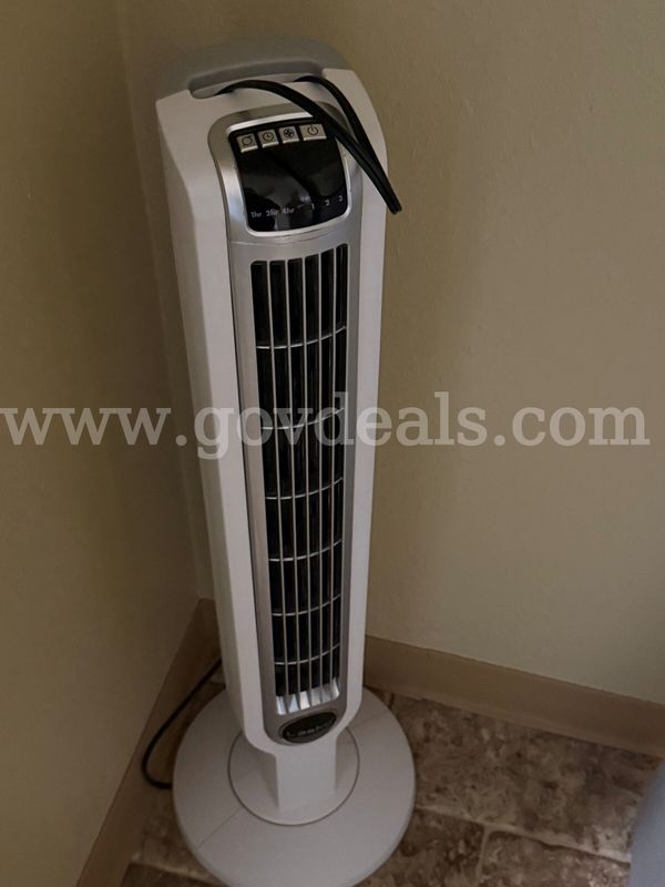 Lot of 72 white tower fans. 35" tall