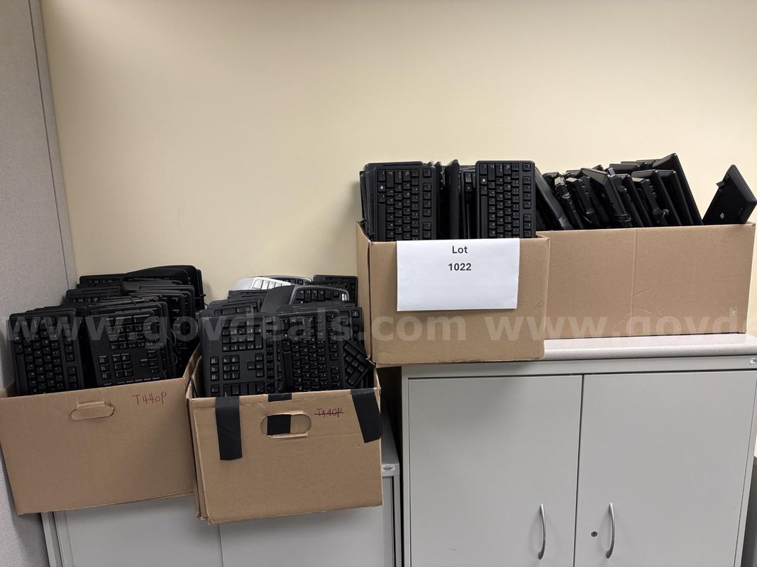 Lot of 4 boxes of wired keyboards
