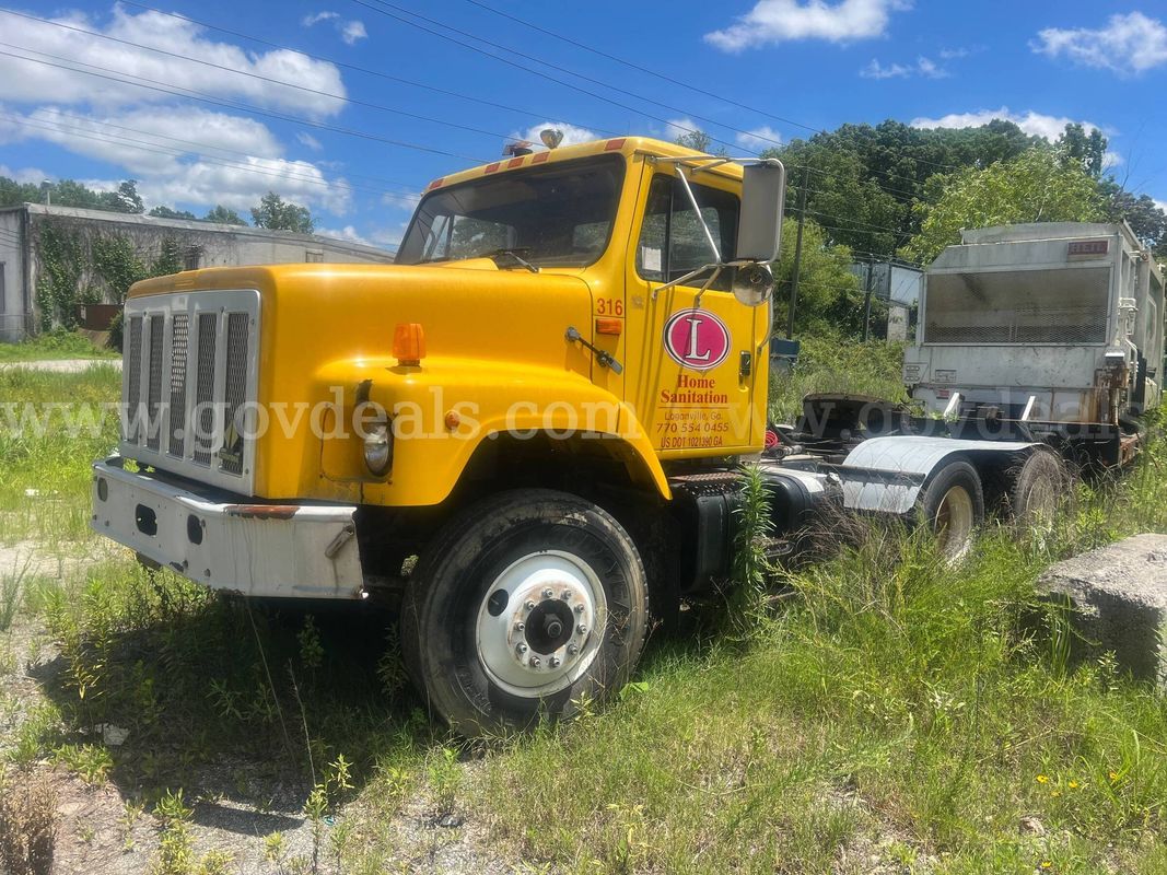 1995 International 2000 Series Day Cab Tractor