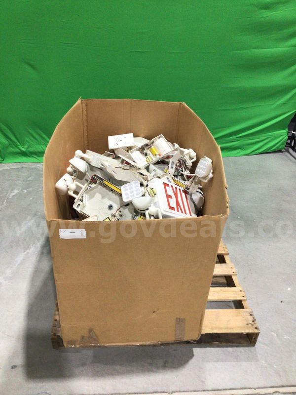 (1) Pallet of Various Emergency Exit Signs