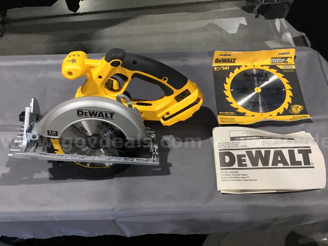 Dewalt Cordless Saw with Blade and Case