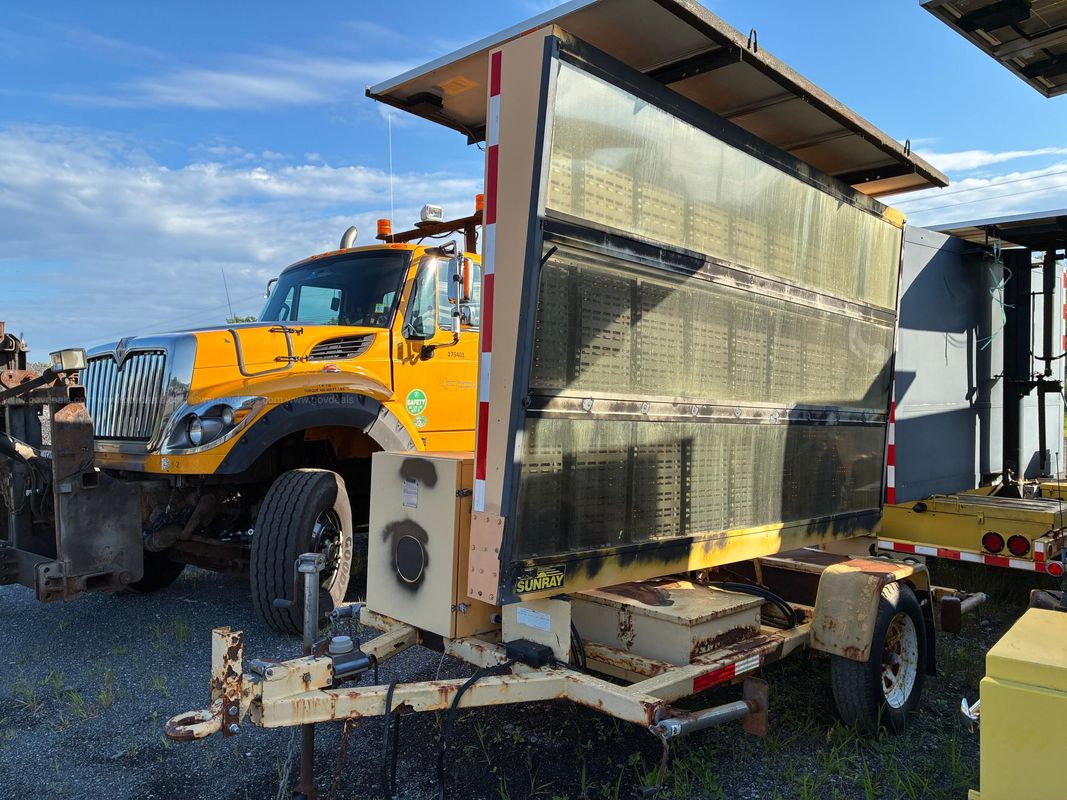 2002 Display Solutions Sunray Solar-Powered Portable LED Message Board Trailer