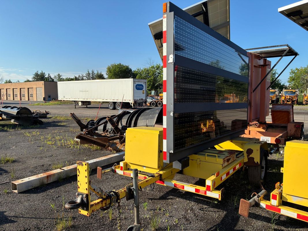 2007 AMSIG Solar-Powered Portable Variable Message Sign Trailer
