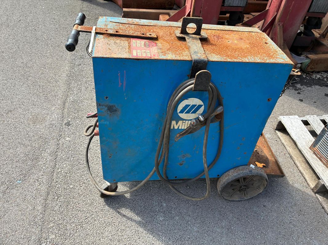 Miller Industrial Arc Welder with 200/230V Input and Wheeled Cart