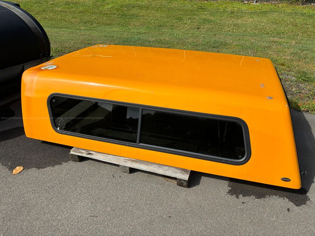Ranch Fiberglass Truck Topper with Side Sliding Window