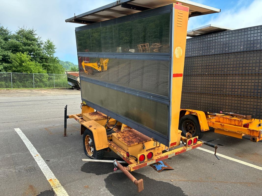 2000 Display Solutions Sunray S3380 Solar-Powered Portable Message Sign Trailer