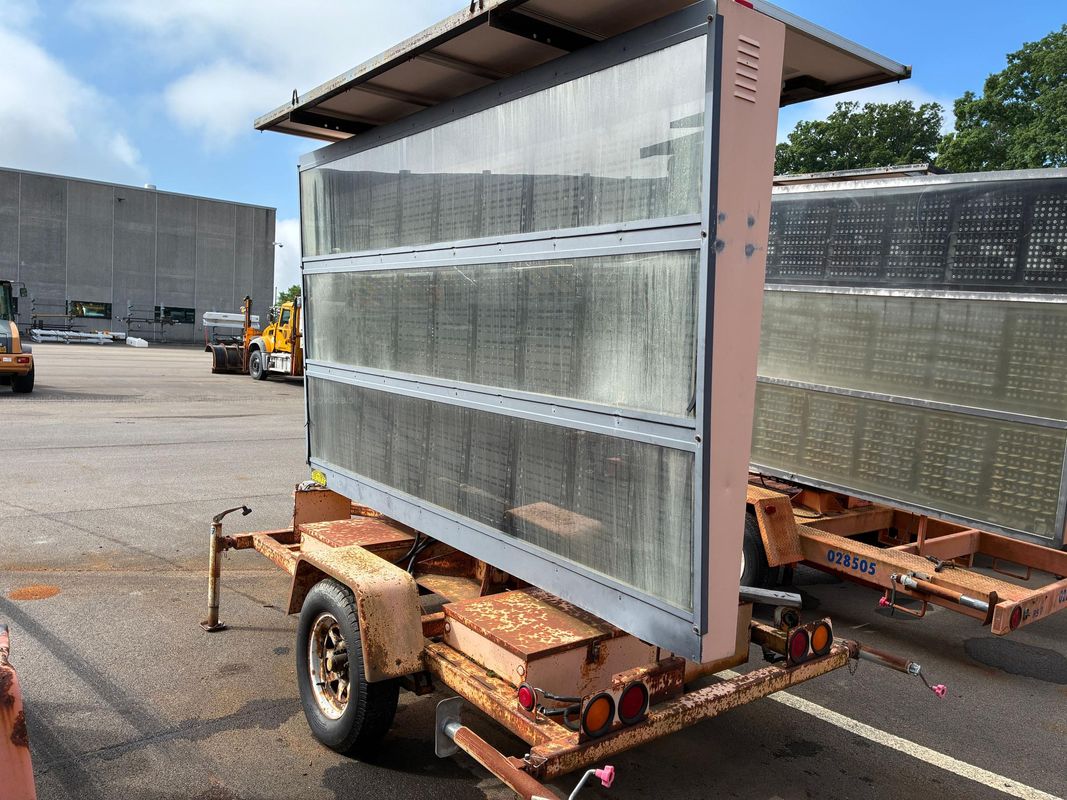 2000 Display Solutions S3380 Solar Powered Portable LED Message Board Trailer