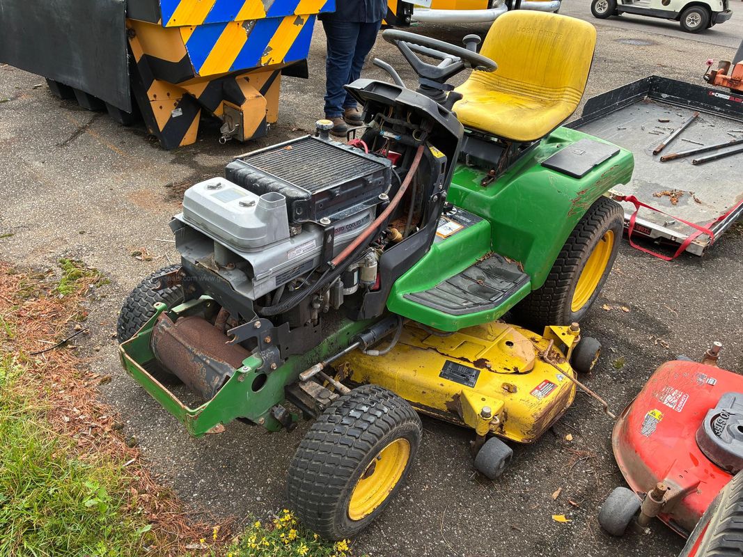John Deere 345 Riding Mower