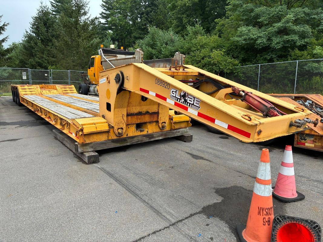 2008 Globe GTBN5035226-GG Triple-Axle Lowboy Trailer