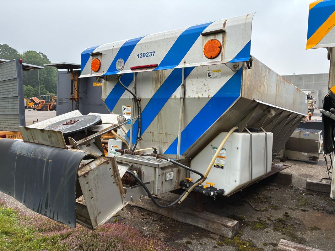 Henderson Stainless Steel V-Box Spreader with Liquid Tanks
