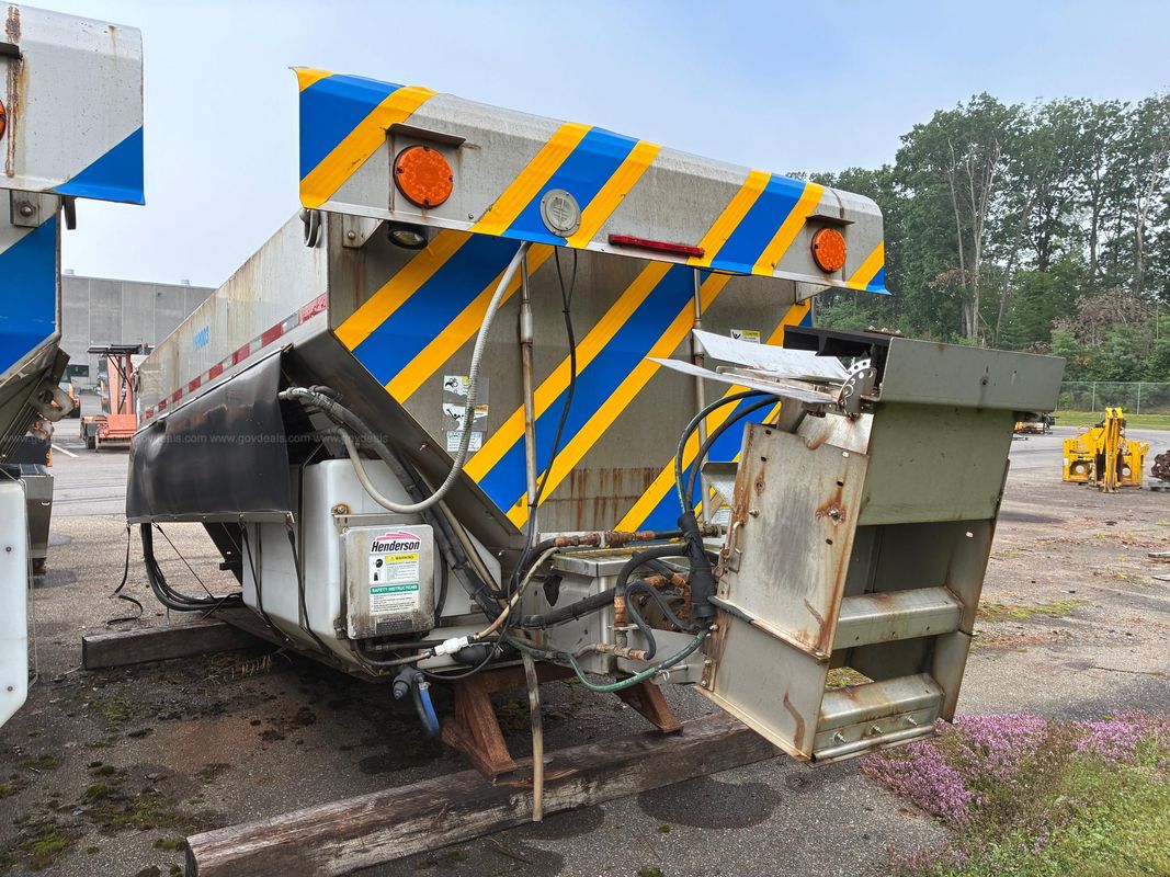 Henderson Stainless Steel Salt and Sand Spreader with Liquid Tank