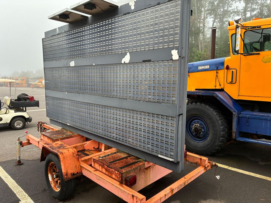 2004 American Signal Co. Solar-Powered CMST333 Message Trailer
