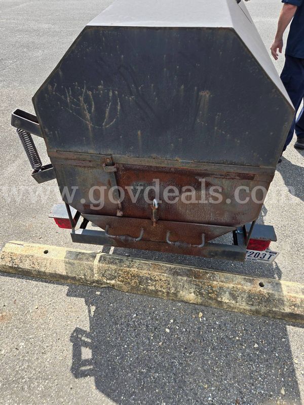 One Charcoal 6'' Tow Grill And One Charcoal 8'' Tow Grill