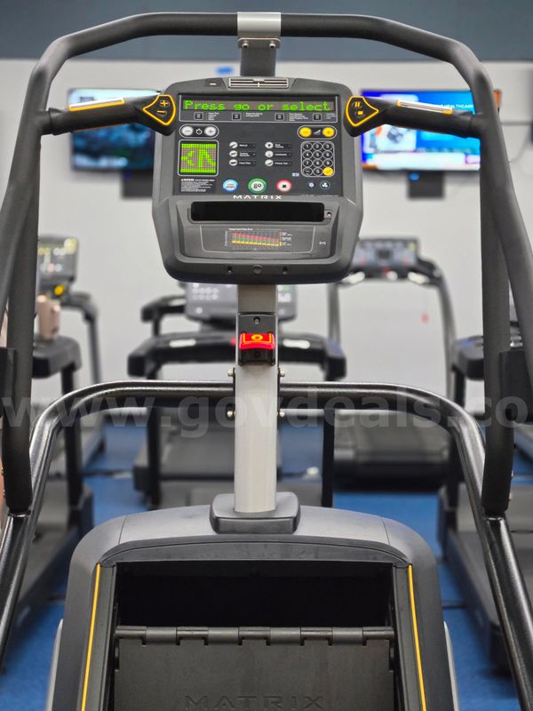 Trainer Lower Body ARC, Trainer Summit Base/LED, Two Climbmill C5X LED Matrix