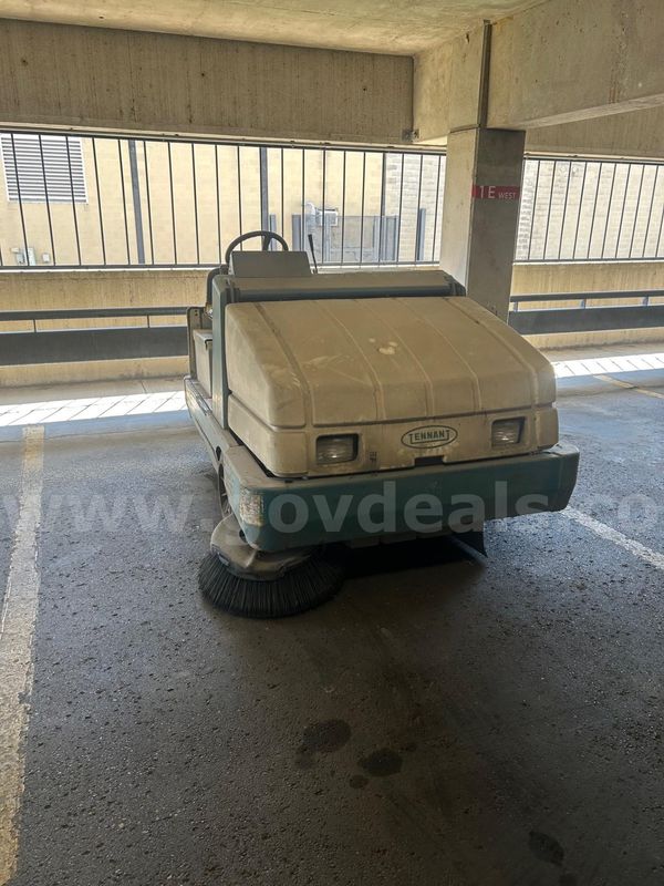 Tennant 6600 Riding Sweeper