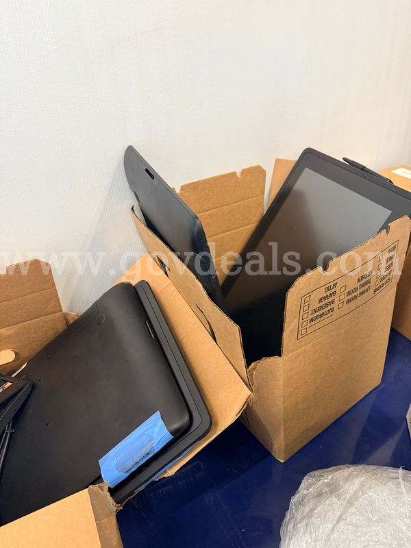 Lot of 4 - Wacom Cintiq Pen Displays with Accessories AS IS