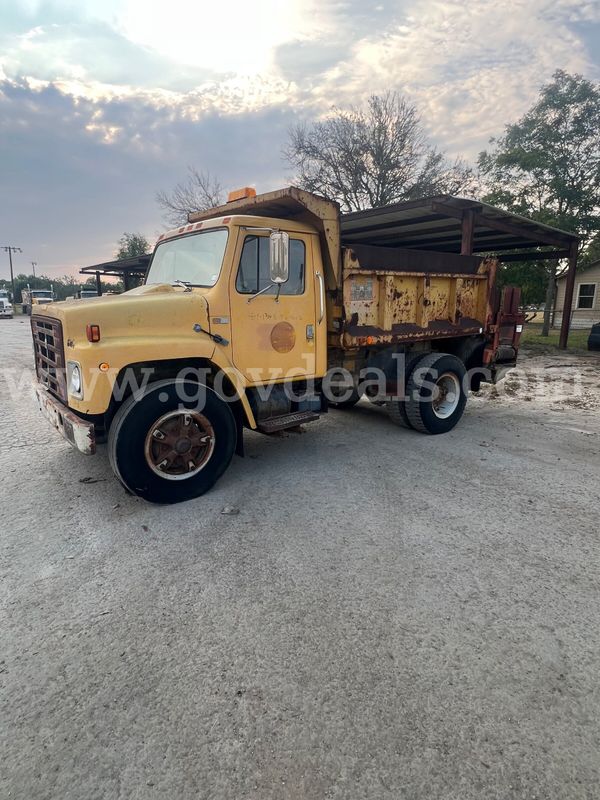 1985 International 1754 & Mounted Conveyor