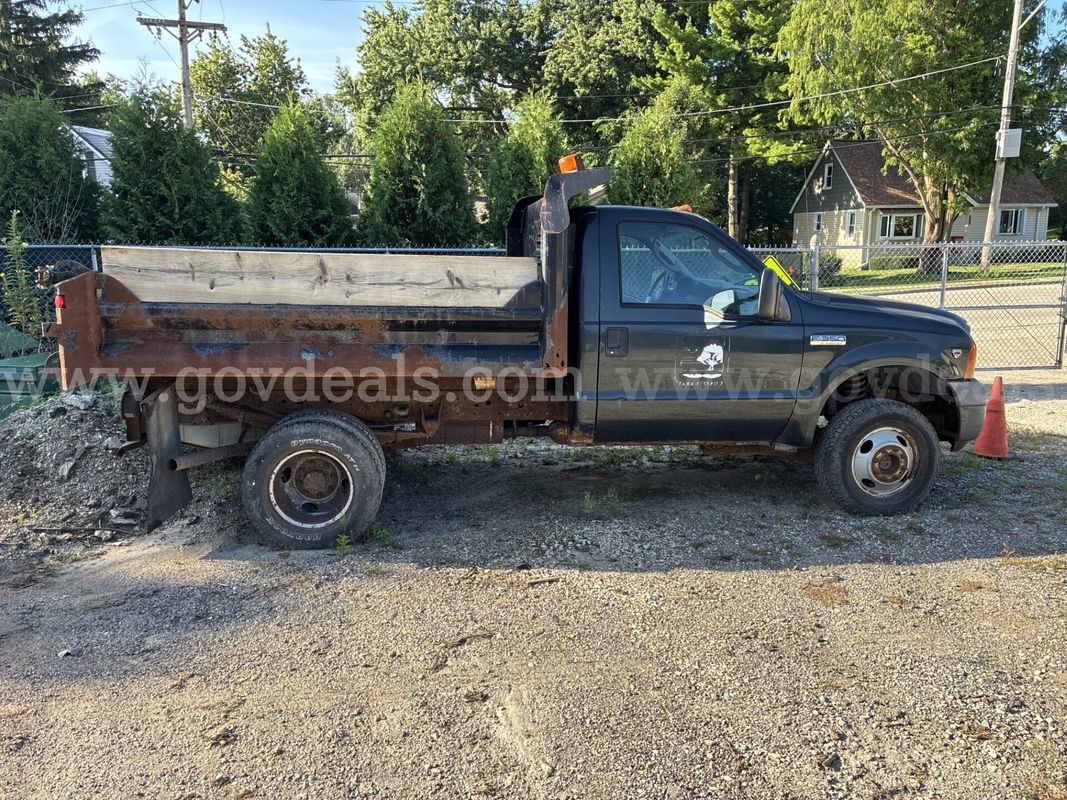 2005 Ford F-350 SD XL 4WD DRW - Dump