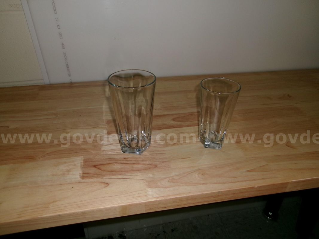 Beverage glasses (177) and racks
