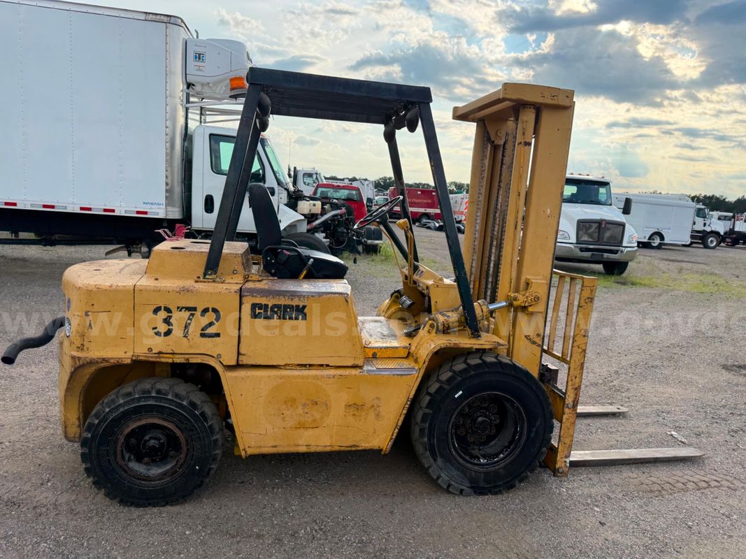 2001 CLARK PNEUMATIC TIRE FORKLIFT