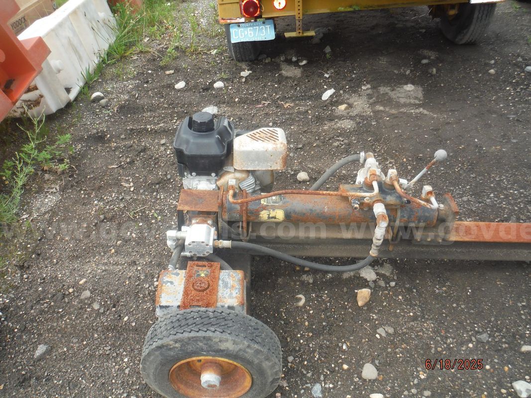 Gas powered log splitter
