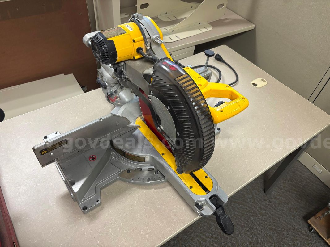 Double-Bevel Sliding Compound Miter Saw