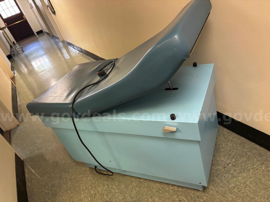 UMF Model 5130 Powered Medical Examination Table