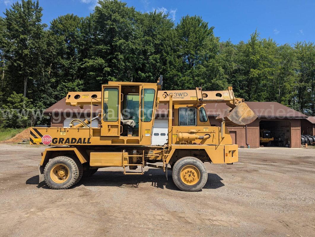 Gradall Wheel Excavator - Cummins 6BT, 5.9 liters, Non-Common Rail w/ a Funk 2000 6-speed Full Power Shift Transmission