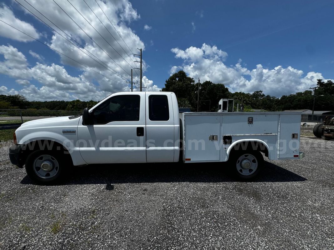 2006 Ford F-250 SD XL SuperCab Long Bed 2WD