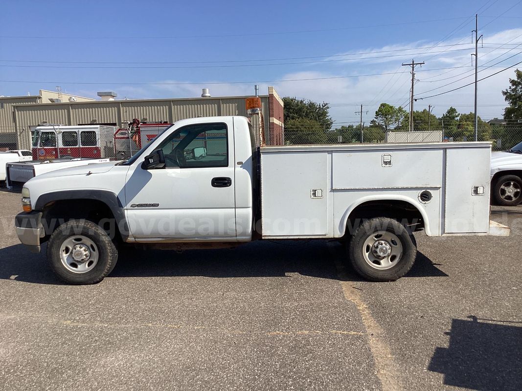 2002 Chevrolet Silverado 2500HD w/ Utility Bed