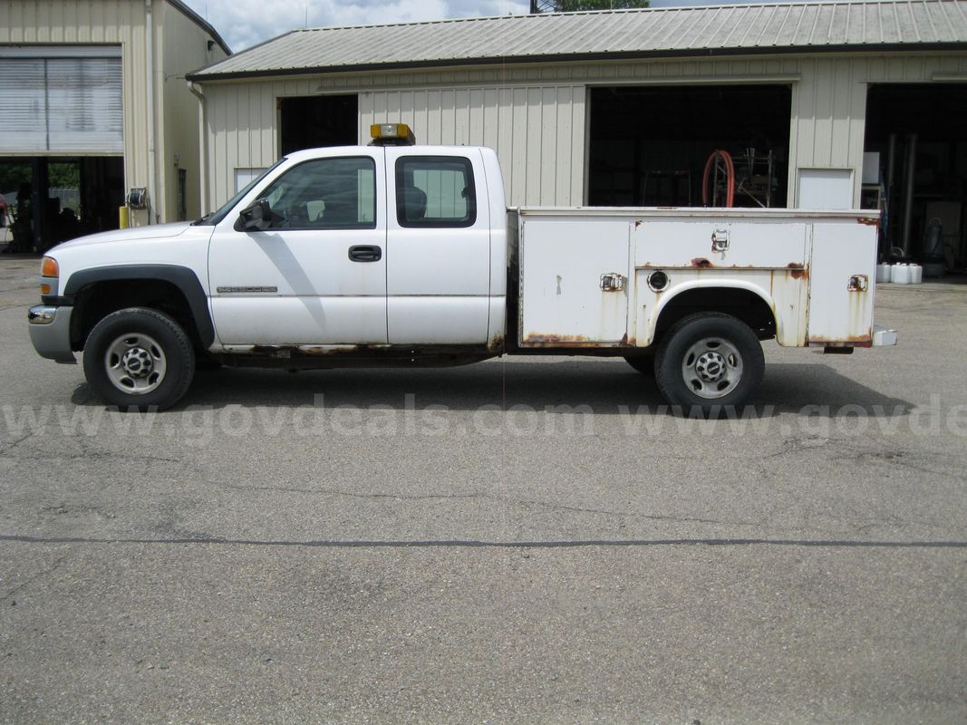 2006 GMC Sierra 2500HD Work Truck Ext. Cab Long Bed 4WD