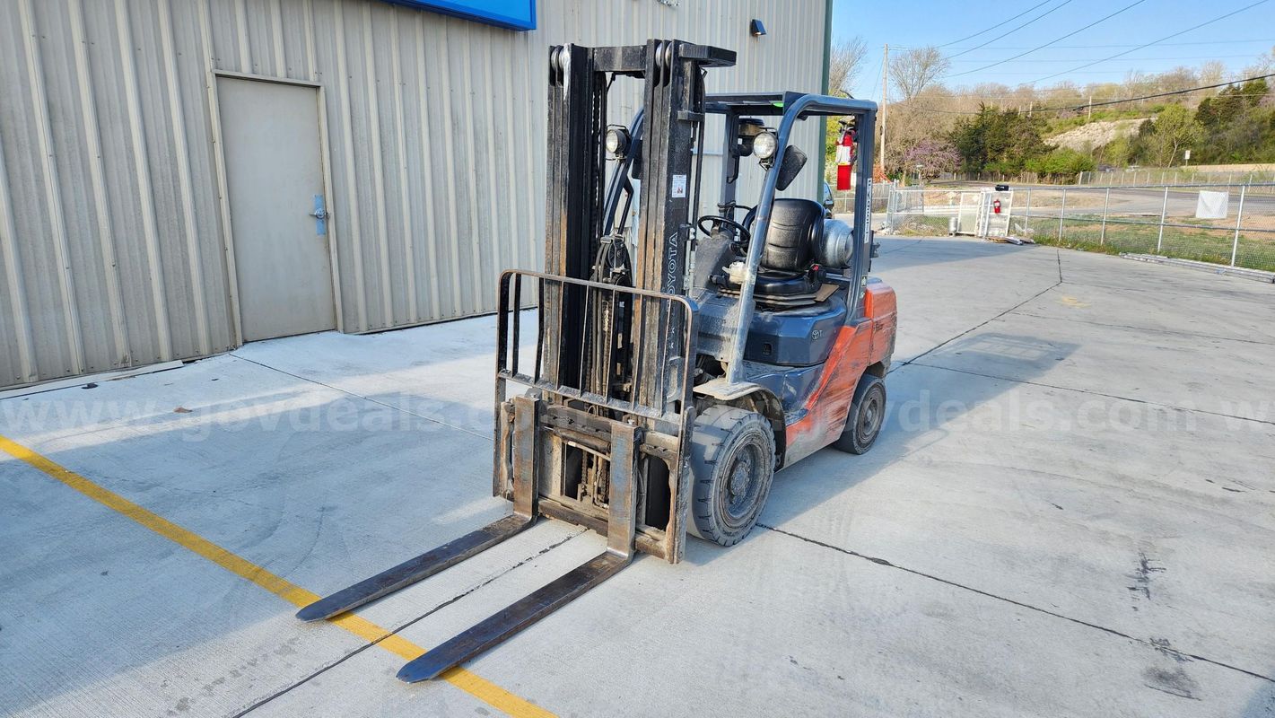 2011 Toyota 8FGU30 Pneumatic Tire Forklift