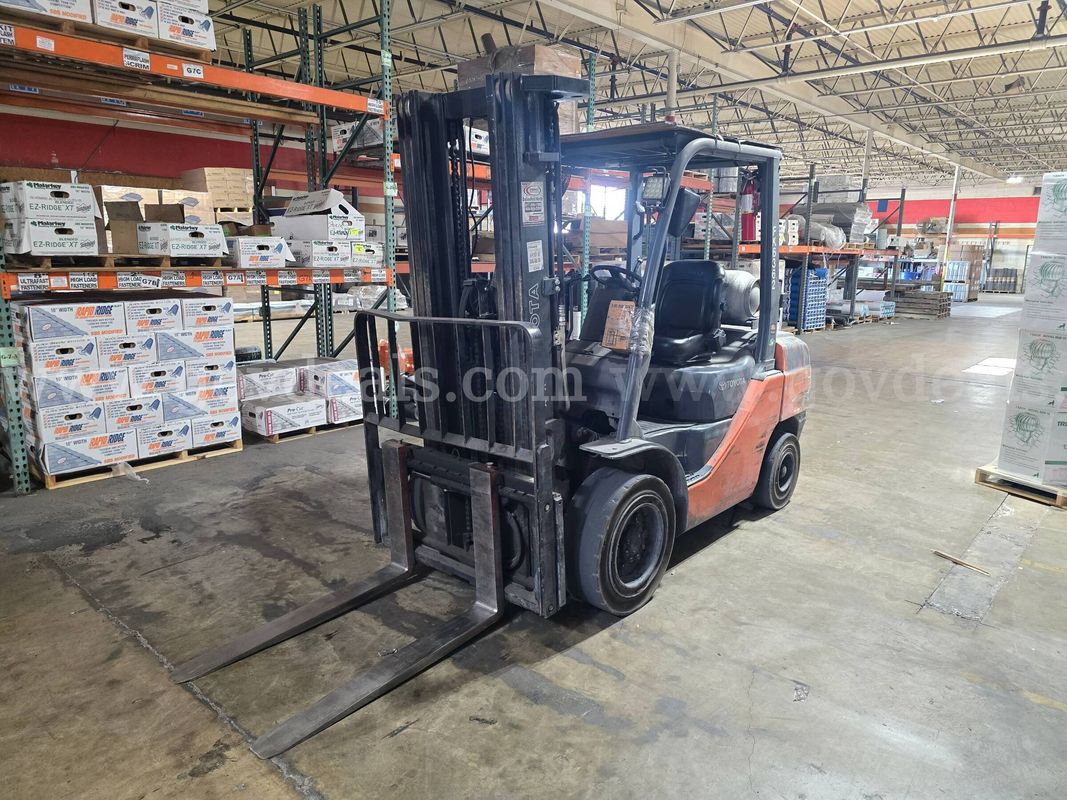 2014 Toyota 8FGU30 Pneumatic Tire Forklift