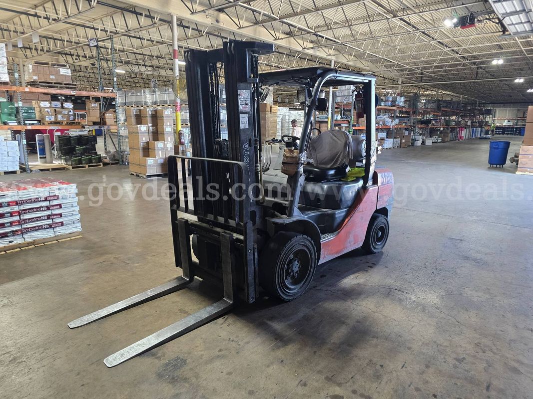 2014 Toyota 8FGU30 Pneumatic Tire Forklift