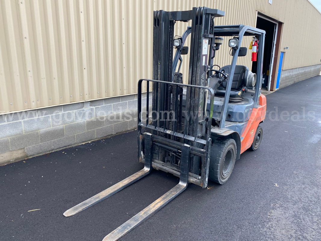 2015 Toyota 8FGU25 Pneumatic Tire Forklift