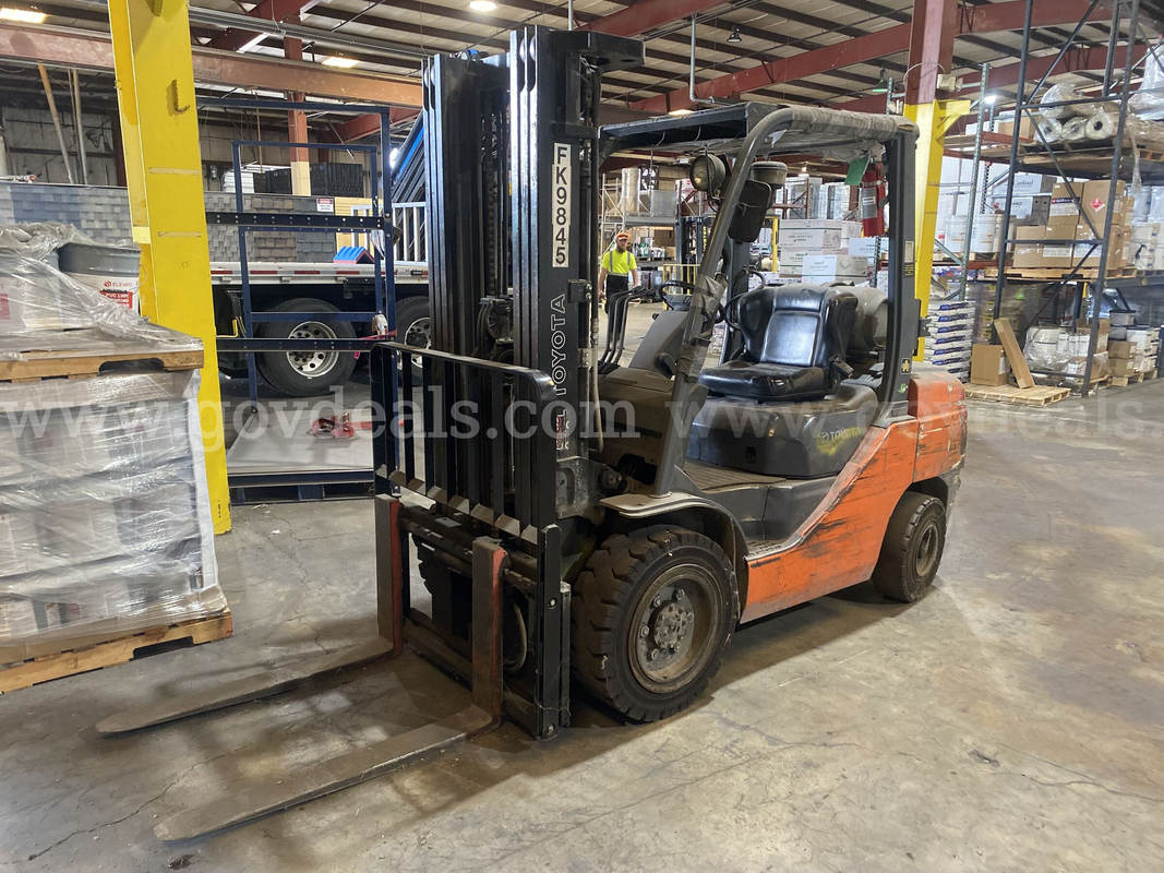 2011 Toyota 8FGU30 Pneumatic Tire Forklift