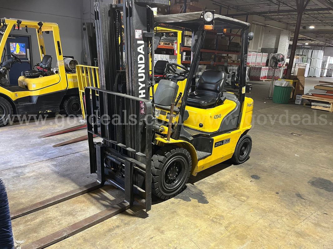 2014 Hyundai 25L-7A Pneumatic Tire Forklift