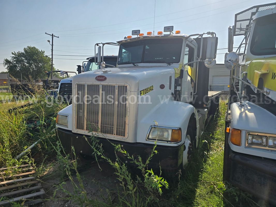 2005 Peterbilt 385 T/A Flatbed Truck-Inoperable