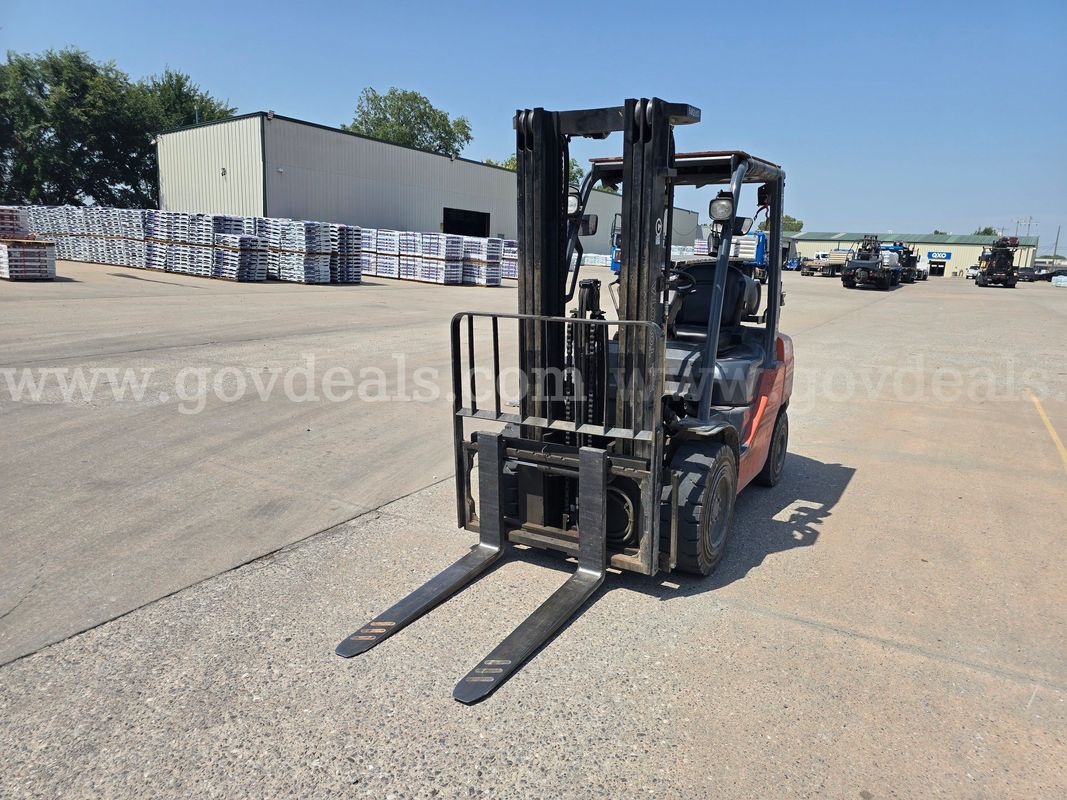 2014 Toyota 8FGU30 Pneumatic Tire Forklift