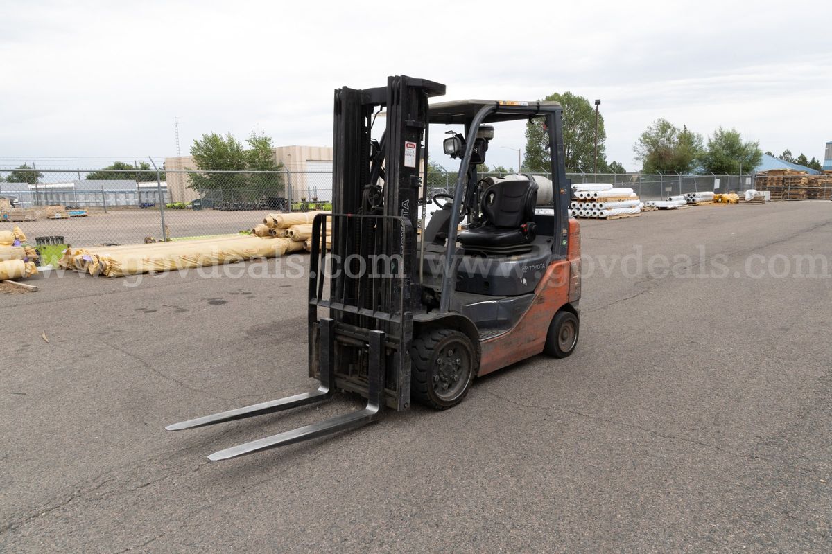 2014 Toyota 8FGCU25 Pneumatic Tire Forklift