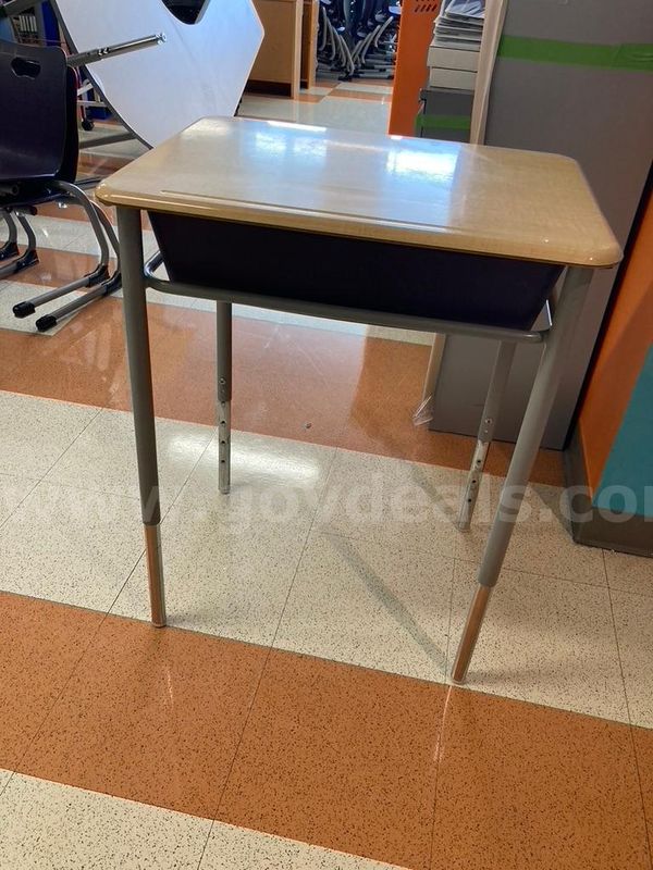 LOT of 12 Desks & 5 Tables
