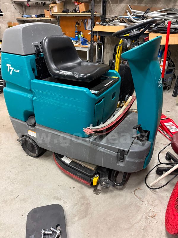 Tennant T7 Ride-On Floor Scrubber
