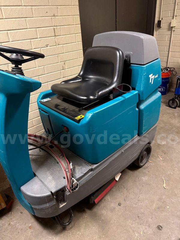 Tennant T7 Ride-On Floor Scrubber