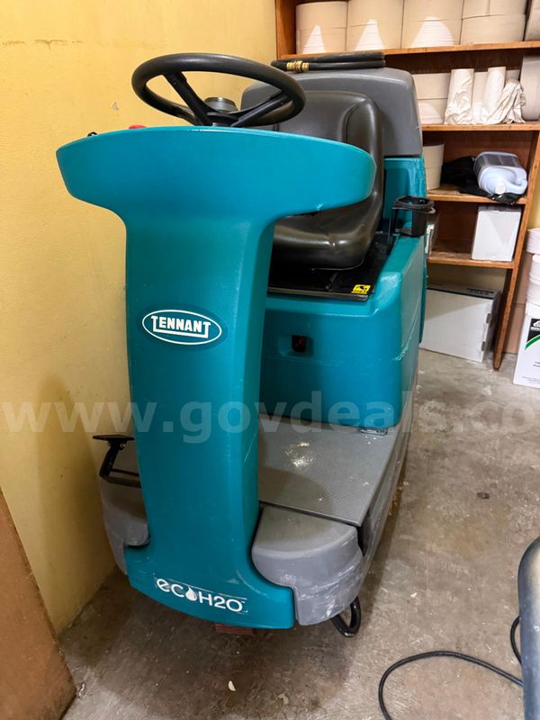 Tennant T7 Ride-On Floor Scrubber