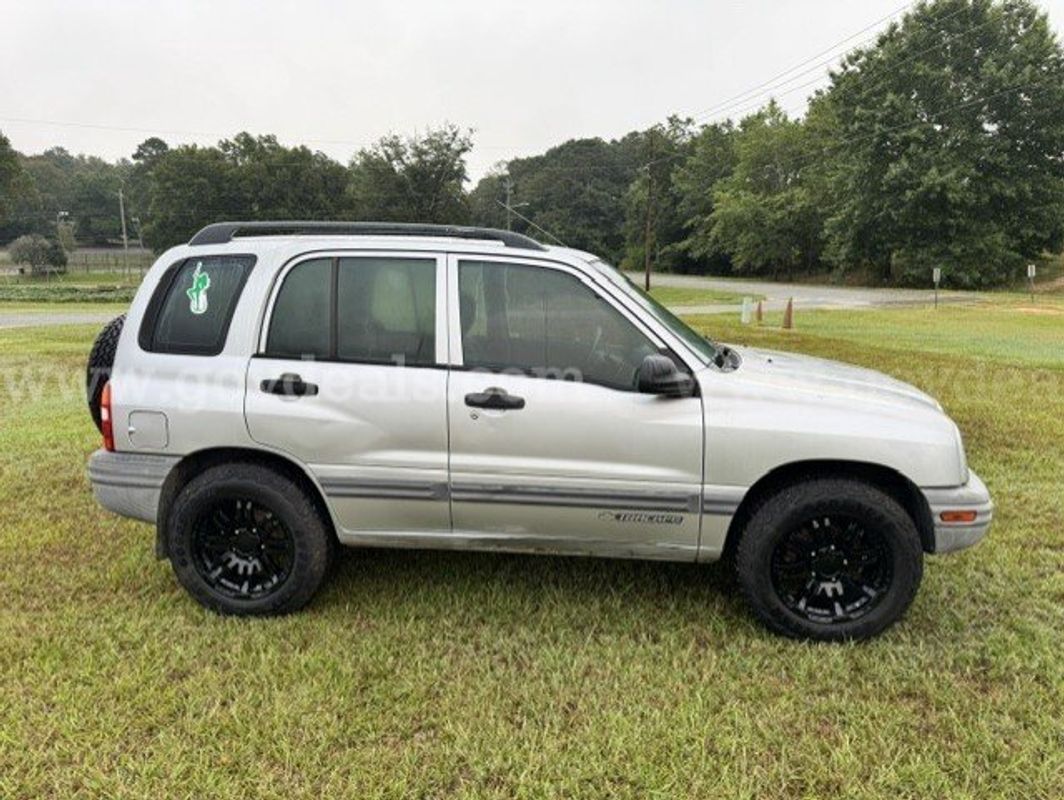 2001 Chevrolet Tracker 4-Door 4WD